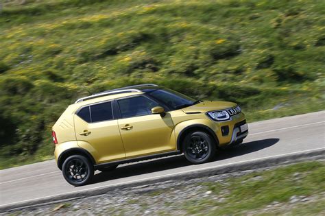 Suzuki Ignis 4x4 in un contesto rurale