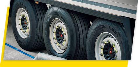 Pneumatici per autocarro in un magazzino