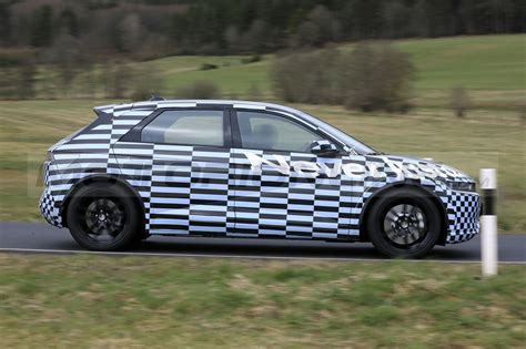 Foto spia di un prototipo Hyundai Kona N camuffato durante i test su strada