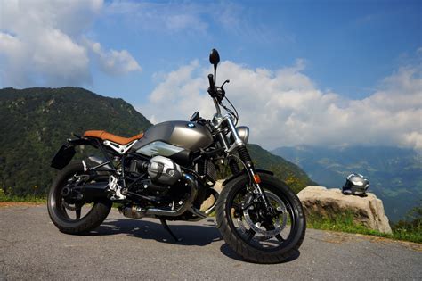 BMW R nineT su strada di montagna