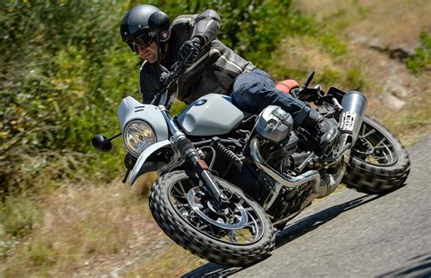 Motociclista su BMW R nineT in curva