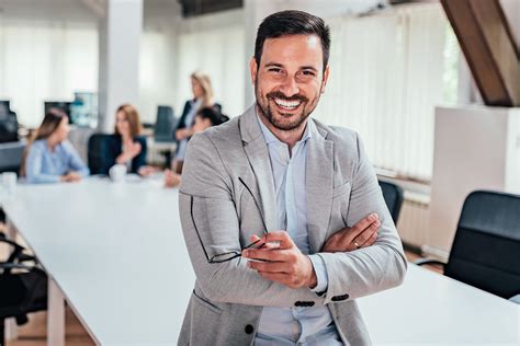 Agente immobiliare che lavora con un laptop in un ambiente moderno