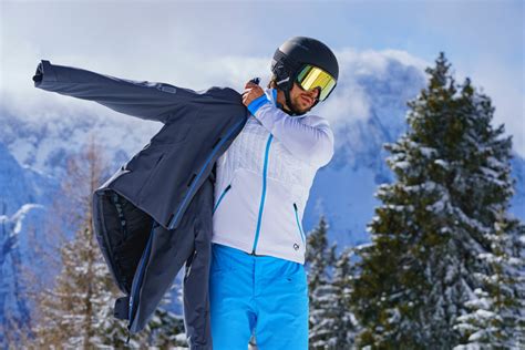 Sciatore con airbag visibile sotto la tuta