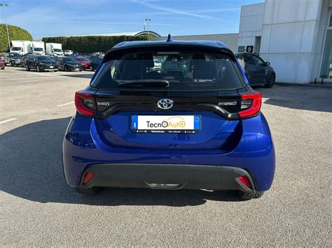 Toyota Yaris II blu in ambiente urbano