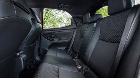 Interni Toyota Yaris II con sedili posteriori modulabili