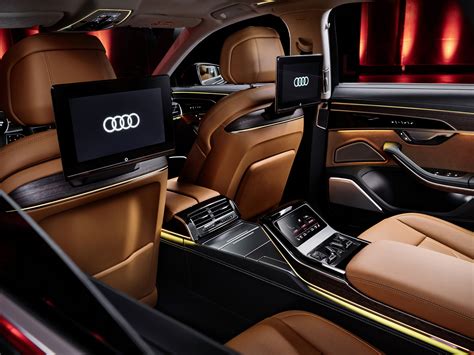 Poltrone posteriori Audi A8 con tablet di controllo