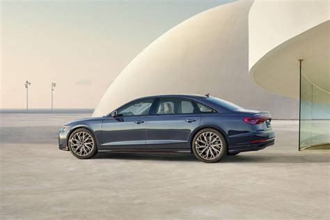 Audi A8 in colorazione Lunar Blue in movimento