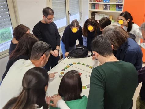 Studenti che giocano a un gioco di lingua spagnola