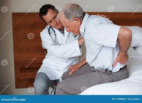 Medico che cura un soldato in Battlefield 1