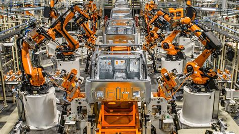 Robot in azione in una fabbrica automobilistica