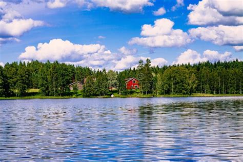 Mökki finlandese tradizionale in riva al lago