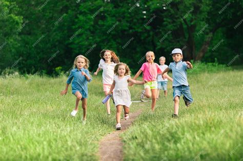 Bambini che giocano in un prato davanti a un mökki