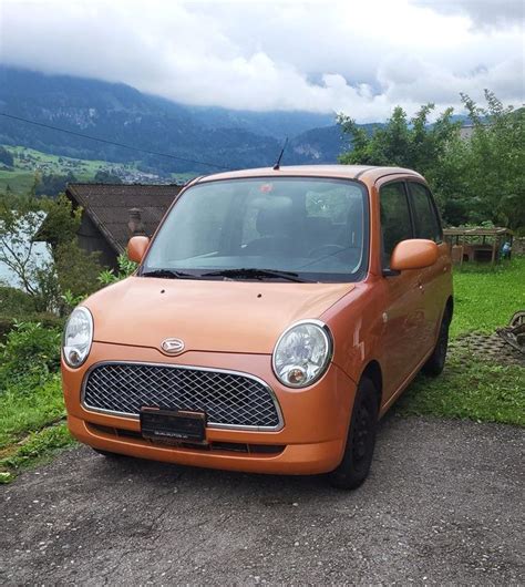 Daihatsu Trevis parcheggiata in un contesto urbano