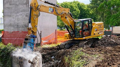 Camion e ruspe al lavoro in un cantiere