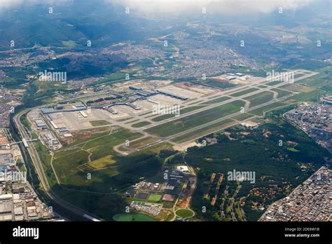 Vista aerea di un grande aeroporto