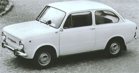Fiat 850 Berlina in un contesto urbano