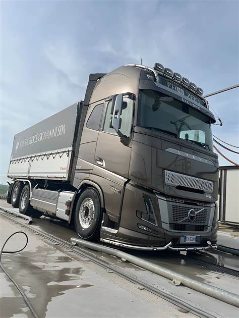 Volvo FH16 su strada