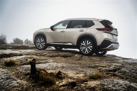 Nissan X-Trail e-4ORCE in azione su terreno impervio