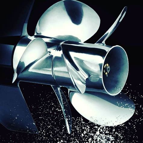Imbarcazione con eliche dual prop in acciaio