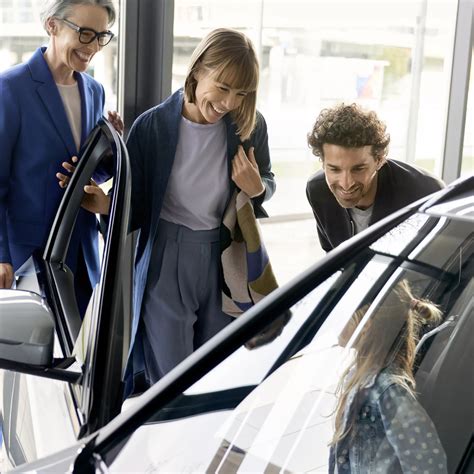 Concessionaria auto, persone che guardano auto, famiglia che acquista auto