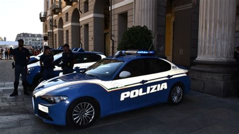 Pattuglia della Polizia di Stato in inseguimento