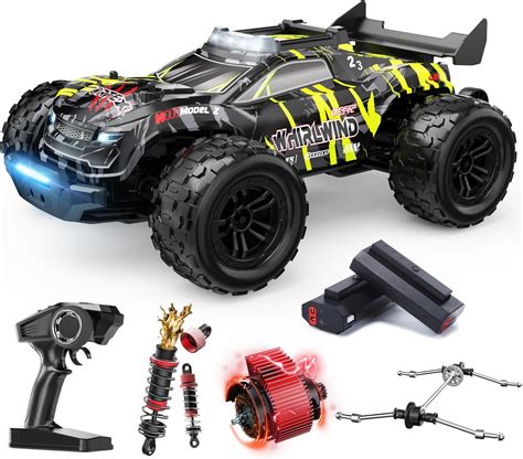 Illustrazione di un'auto RC brushless 4WD in azione su un terreno sterrato