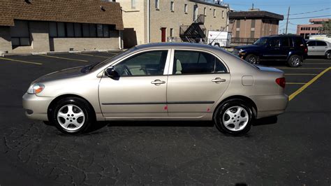 Toyota Corolla 2005 con diversi tipi di cerchi