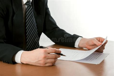Uomo d'affari che firma documenti relativi all'automobile