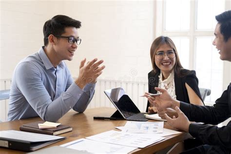 Persone che discutono di documenti finanziari e fiscali