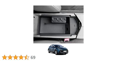 Interni di una Toyota Auris Hybrid con bracciolo centrale