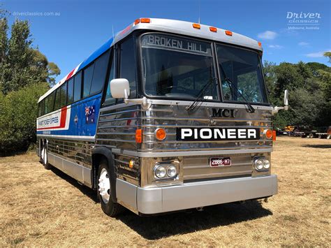 Un autobus MCI MC-8 disegnato con grande dettaglio