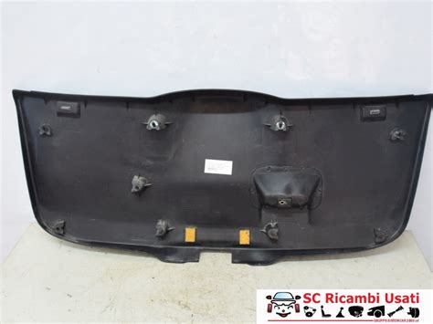 Rimozione del rivestimento interno del portellone del baule
