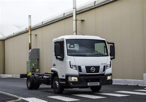 Nissan NT500 in ambiente urbano