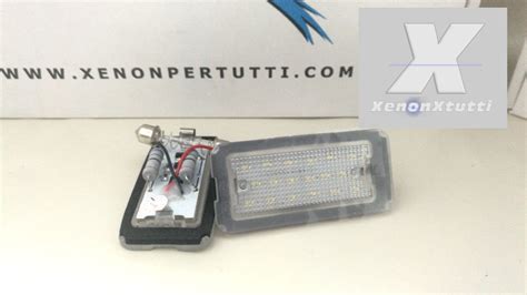 Lampadina a siluro LED installata come luce targa