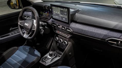 Interni della Dacia Sandero Stepway con display da 10 pollici e cruscotto digitale