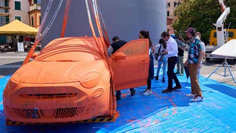 Fiat 600 immersa nella vernice arancione