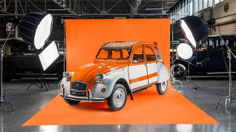 Citroën 2CV Spot con livrea arancione e bianca
