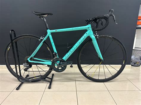 Meccanico Bianchi al lavoro su una bici da corsa