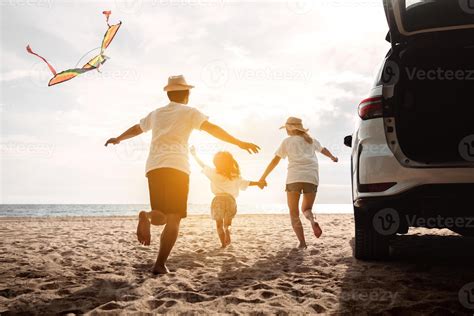 Famiglia felice in viaggio con una Skoda