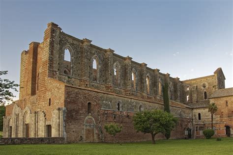 Abbazia di San Galgano: il cantiere con ricostruzioni
