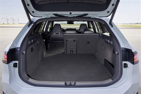 Volkswagen Passat SW con baule aperto e rivestimento protettivo