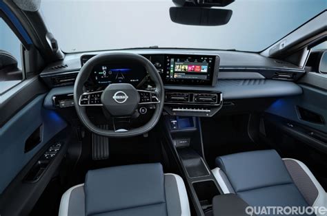 Interni della Nissan Micra con focus sul volante