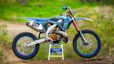 Personalizzazione moto da cross con accessori colorati