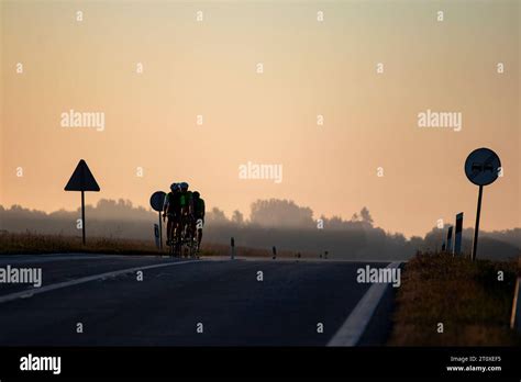 Strada asfaltata con ciclisti