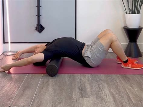 Persona che pratica auto-massaggio con un foam roller