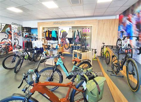 Biciclette pieghevoli esposte in un negozio Unieuro