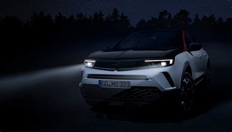 Opel Mokka X con fari Xenon accesi di notte