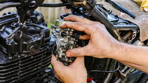 Manutenzione della frizione di una moto da cross