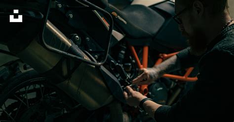 Meccanico che lavora su una moto KTM