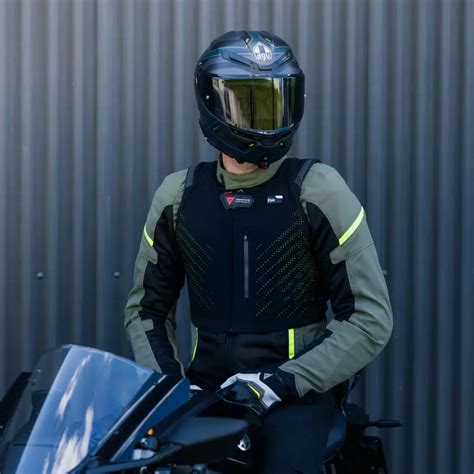 Motociclista con gilet airbag Dainese